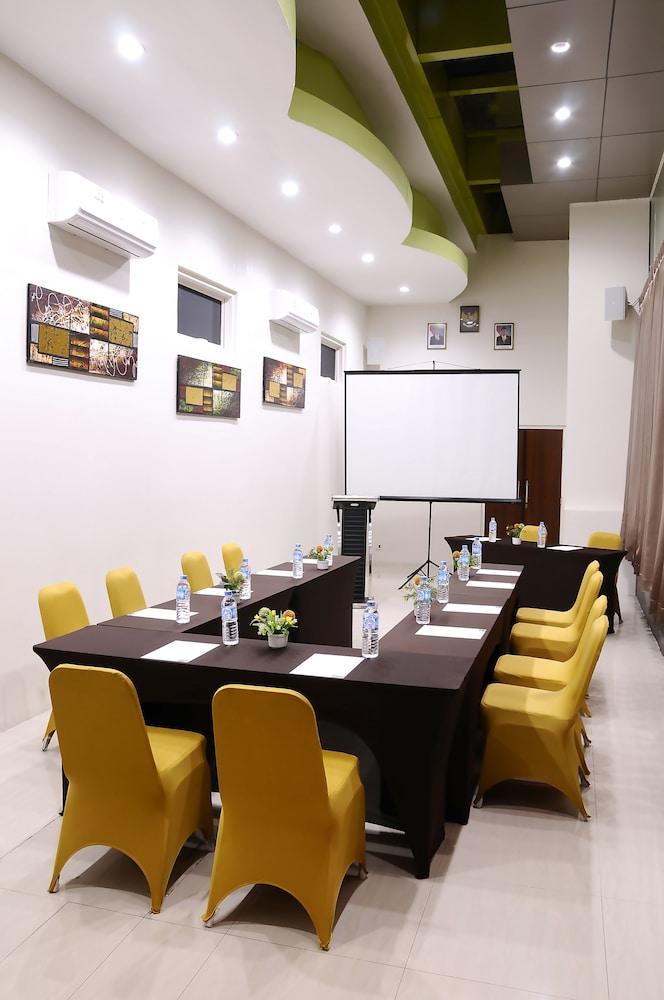Biz Boulevard Hotel Manado Exteriér fotografie
