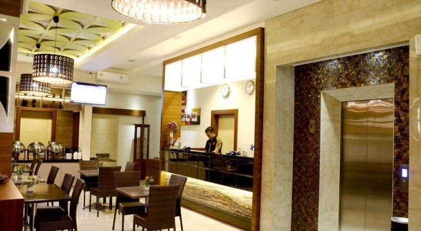 Biz Boulevard Hotel Manado Exteriér fotografie