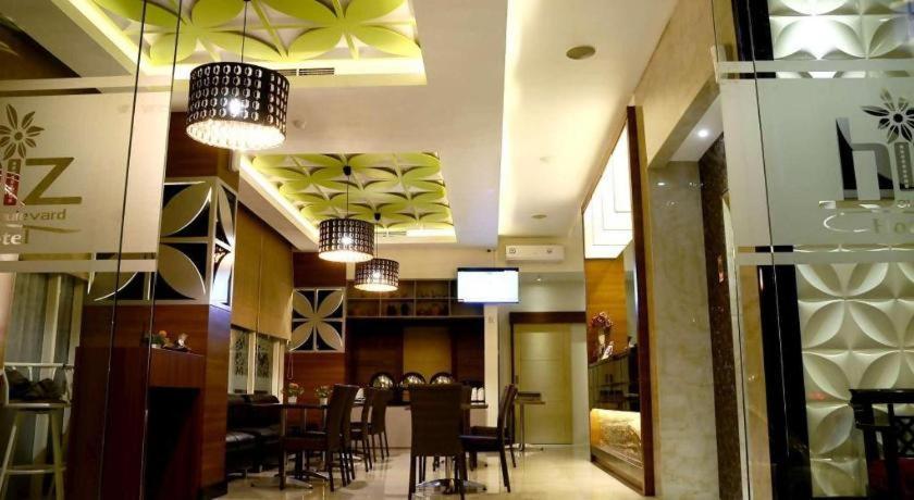 Biz Boulevard Hotel Manado Exteriér fotografie