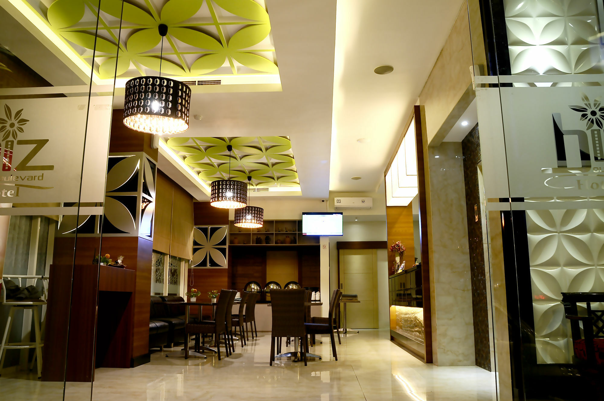 Biz Boulevard Hotel Manado Exteriér fotografie
