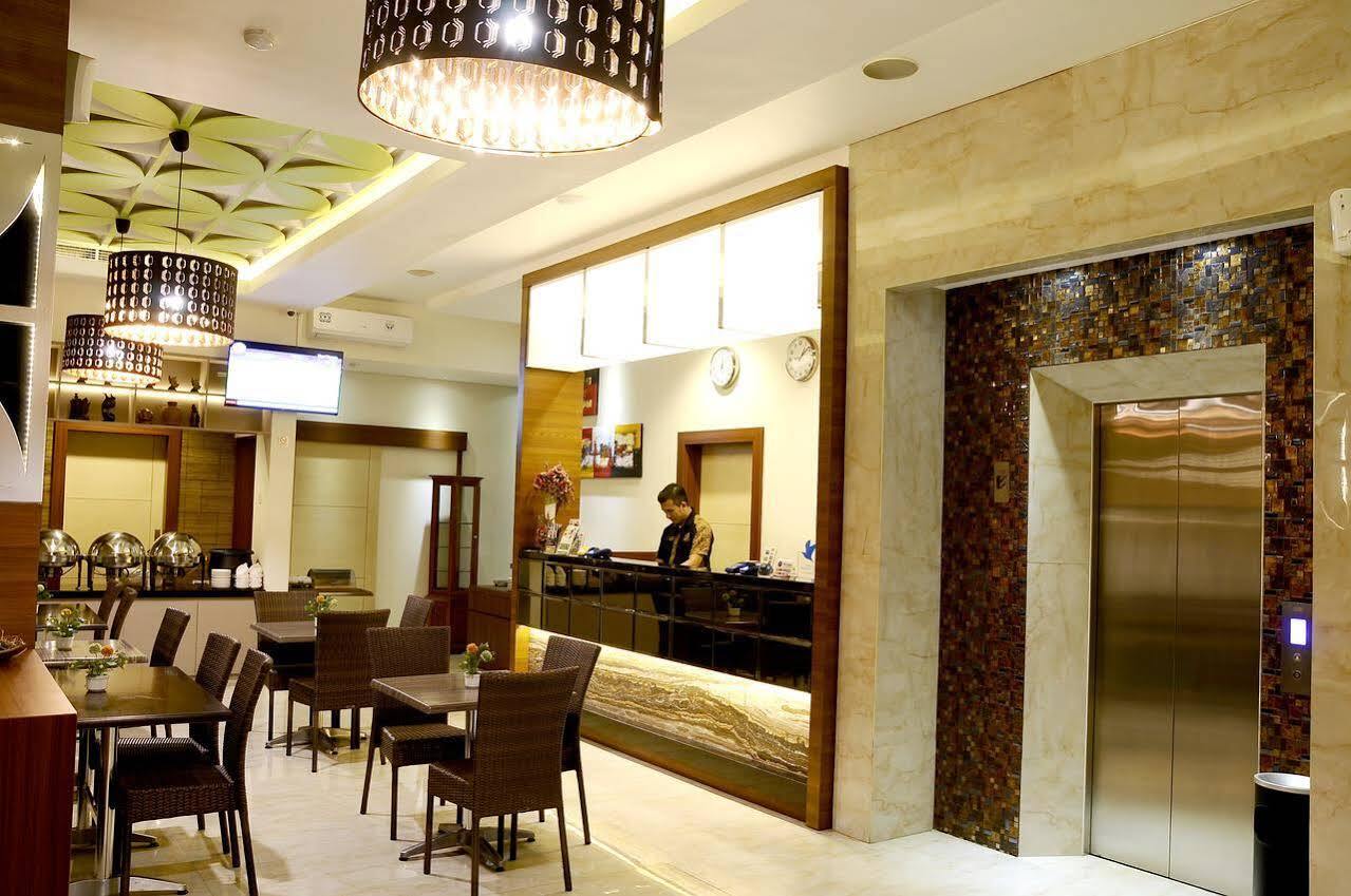 Biz Boulevard Hotel Manado Exteriér fotografie